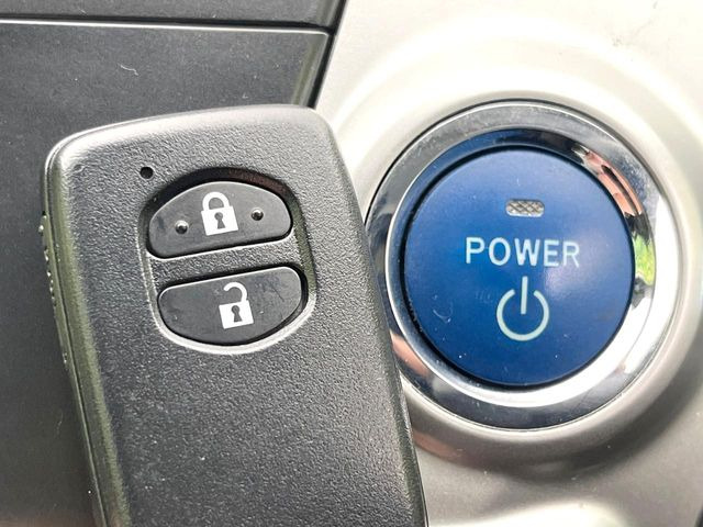 【スマートキー】カバンやポケットに入れたままでもドアの施錠・解錠が可能なスマートキーを装備。エンジンのオン・オフ時もカギを取り出す必要が無いからとっても便利です♪