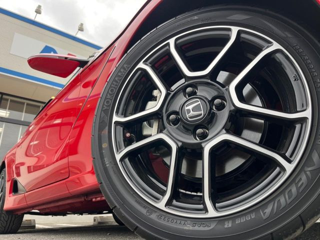 �y����15�C���`�A���~�z�C�[���z�O�ςɃ}�b�`���������A���~�z�C�[���𑕒����Ă���܂��B�e��ЊO�A���~�z�C�[����A�X�^�b�h���X�^�C�����戵�����Ă���܂��B���񂲑��k����������