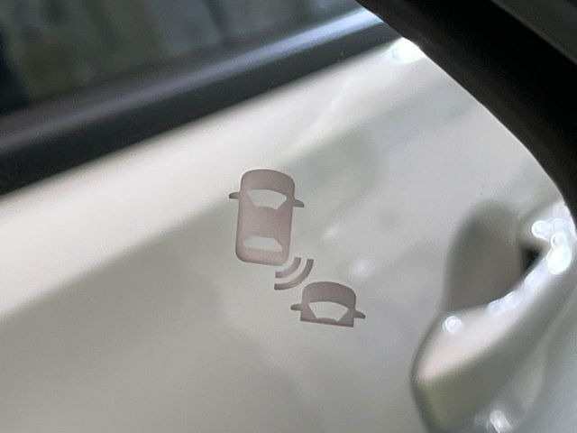 �y�u���C���h�X�|�b�g�C���t�H���[�V�����z���s���A�h�A�~���[�̎��p�ɂȂ�₷���ӏ��Ɍ㑱�Ԃ��ڋ߂���ƃT�C�h�~���[�t�߂Ɍx����\���A�h���C�o�[�ɒ��ӊ��N�����Ă���܂��B