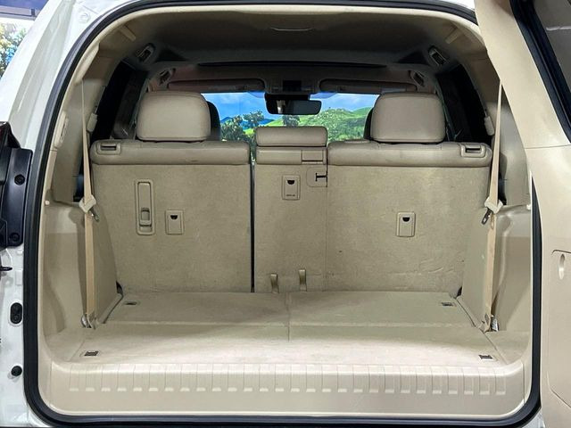 後席を格納すると、これだけの広さが!シーンに合わせたシートアレンジで、大きな荷物も積むことが出来ます♪