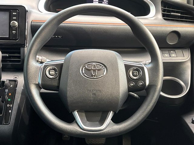 �C���e���A�ɍ��킹���f�U�C���̃X�e�A�����O�́A�^�]�������̂��Ƃ��l���A�^�]���₷���`��A�傫���ł��B�����x�A���ۂɐG���Ă��m���߂��������B