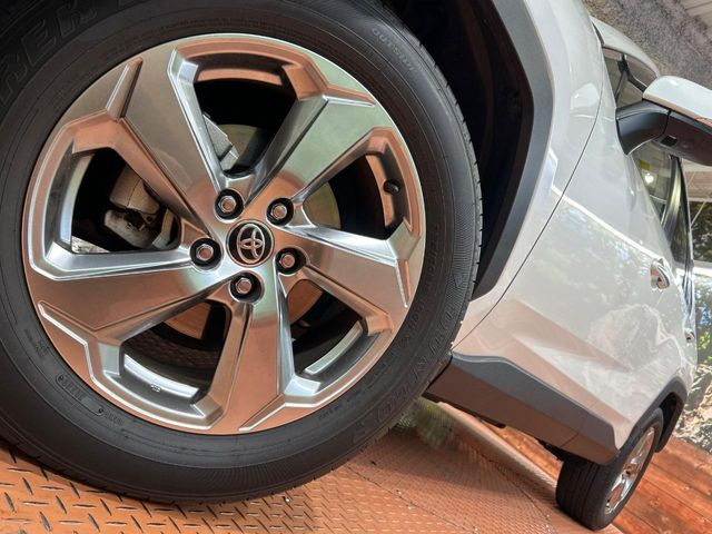 【純正18インチアルミホイール】外観にマッチした純正アルミホイールを装着しております。各種社外アルミホイールや、スタッドレスタイヤも取扱いしております。是非ご相談ください♪