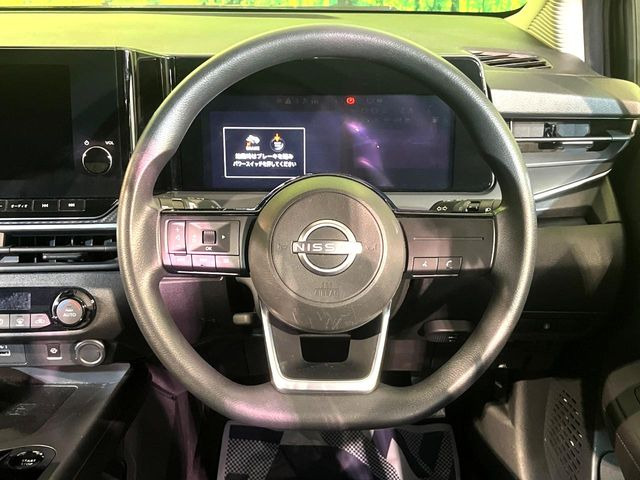 �C���e���A�ɍ��킹���f�U�C���̃X�e�A�����O�́A�^�]�������̂��Ƃ��l���A�^�]���₷���`��A�傫���ł��B�����x�A���ۂɐG���Ă��m���߂��������B