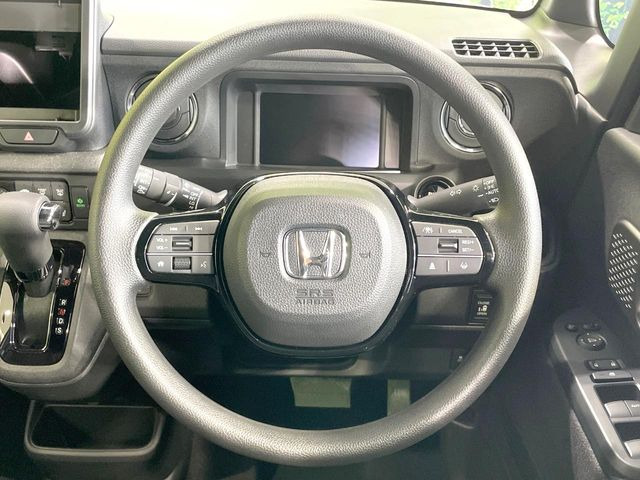 �C���e���A�ɍ��킹���f�U�C���̃X�e�A�����O�́A�^�]�������̂��Ƃ��l���A�^�]���₷���`��A�傫���ł��B�����x�A���ۂɐG���Ă��m���߂��������B