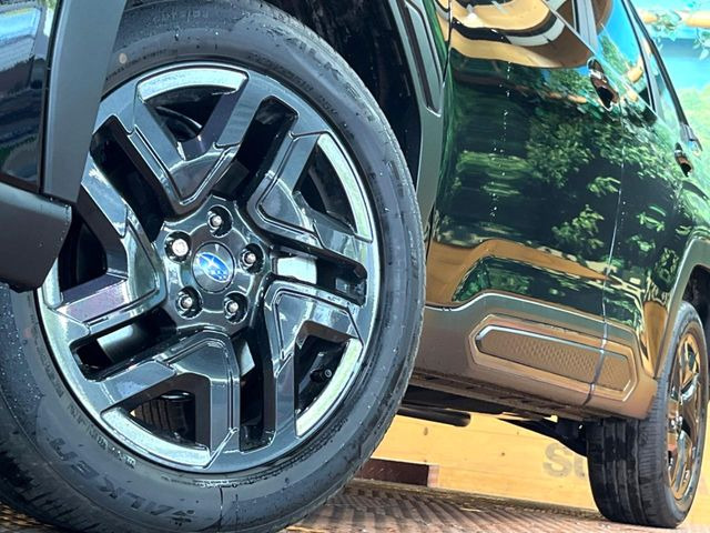 【純正18インチアルミホイール】外観にマッチした純正アルミホイールを装着しております。各種社外アルミホイールや、スタッドレスタイヤも取扱いしております。是非ご相談ください♪