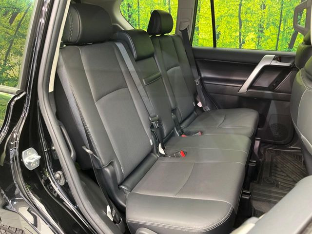 後部座席も気になるようなキズ・汚れやへたり等、大きなダメージはなく、良好な状態です。