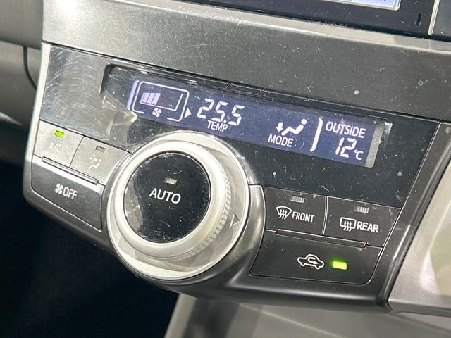 【オートエアコン】一度お好みの温度に設定すれば、車内の温度を検知し風量や温度を自動で調整。暑い&hellip;寒い&hellip;と何度もスイッチ操作をする必要はありません。快適な車内空間には必須の機能ですね♪