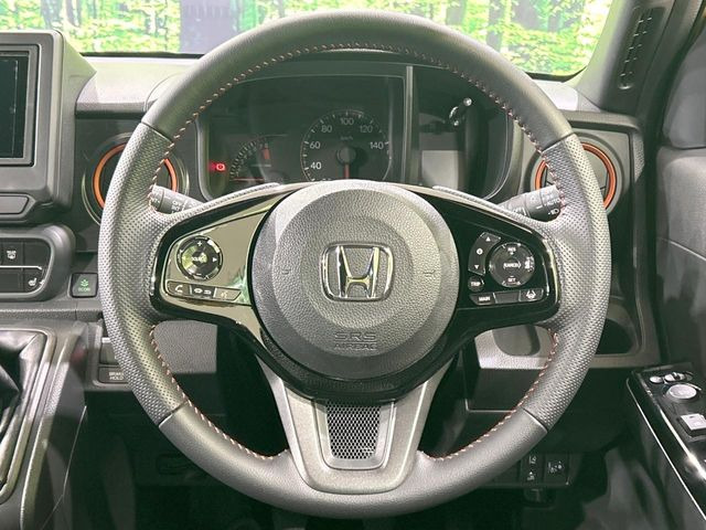 �C���e���A�ɍ��킹���f�U�C���̃X�e�A�����O�́A�^�]�������̂��Ƃ��l���A�^�]���₷���`��A�傫���ł��B�����x�A���ۂɐG���Ă��m���߂��������B