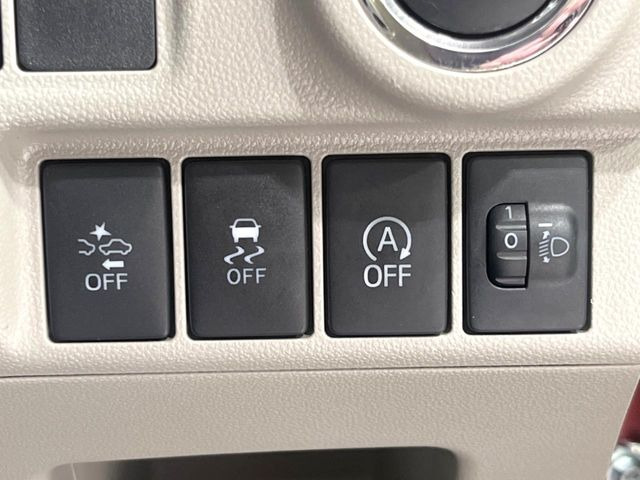 【アイドリングストップ】赤信号や渋滞で停車した際にエンジンを停止し、無駄な燃料の消費を抑えます。燃費向上や環境保護につなげる機能♪エンジンはブレーキを離せば再始動します。