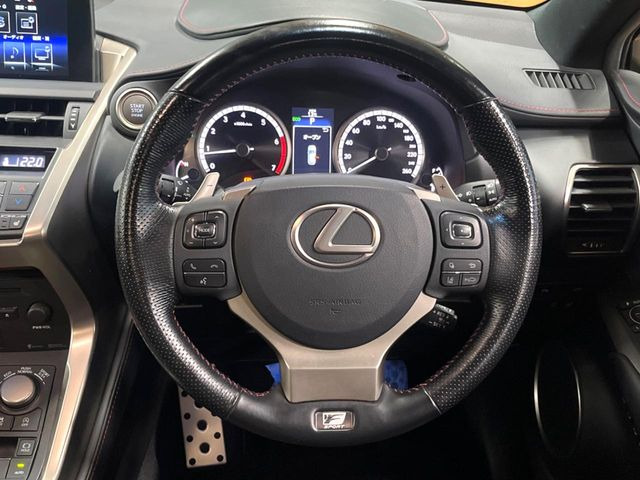 �C���e���A�ɍ��킹���f�U�C���̃X�e�A�����O�́A�^�]�������̂��Ƃ��l���A�^�]���₷���`��A�傫���ł��B�����x�A���ۂɐG���Ă��m���߂��������B