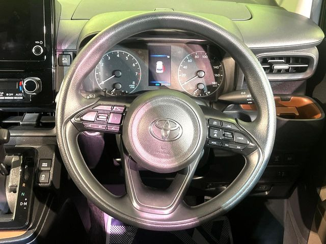 �C���e���A�ɍ��킹���f�U�C���̃X�e�A�����O�́A�^�]�������̂��Ƃ��l���A�^�]���₷���`��A�傫���ł��B�����x�A���ۂɐG���Ă��m���߂��������B