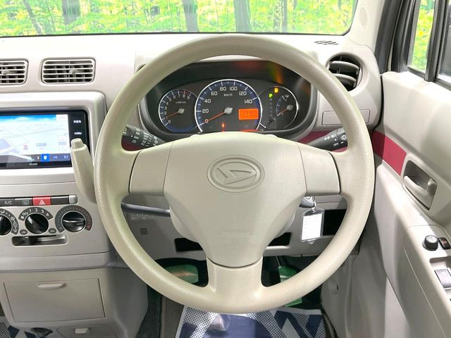 �C���e���A�ɍ��킹���f�U�C���̃X�e�A�����O�́A�^�]�������̂��Ƃ��l���A�^�]���₷���`��A�傫���ł��B�����x�A���ۂɐG���Ă��m���߂��������B