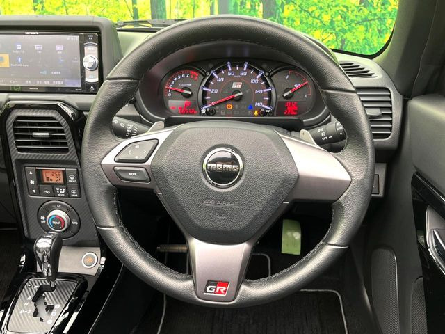 �C���e���A�ɍ��킹���f�U�C���̃X�e�A�����O�́A�^�]�������̂��Ƃ��l���A�^�]���₷���`��A�傫���ł��B�����x�A���ۂɐG���Ă��m���߂��������B