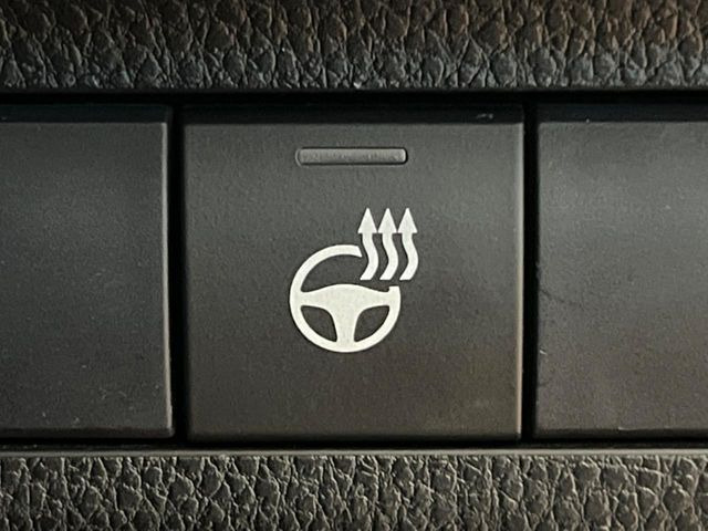 【ステアリングヒーター】冬場に冷たくなりやすい革巻きステアリングを、スイッチ一つで素早く適温に!エアコンよりも早く温まってくれるので、寒い日の運転も快適になりますね♪