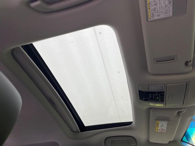 【サンルーフ】開放感たっぷりの希少装備、サンルーフが装着されています!車内に明かりを取り入れたり景色を楽しむ以外にも、車内の空気も簡単に換気できて快適です!