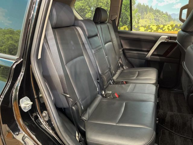 後部座席も気になるようなキズ・汚れやへたり等、大きなダメージはなく、良好な状態です。