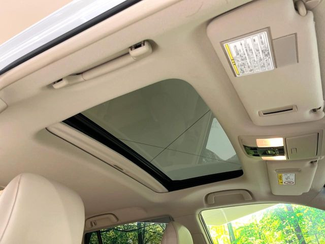 【サンルーフ】開放感たっぷりの希少装備、サンルーフが装着されています!車内に明かりを取り入れたり景色を楽しむ以外にも、車内の空気も簡単に換気できて快適です!