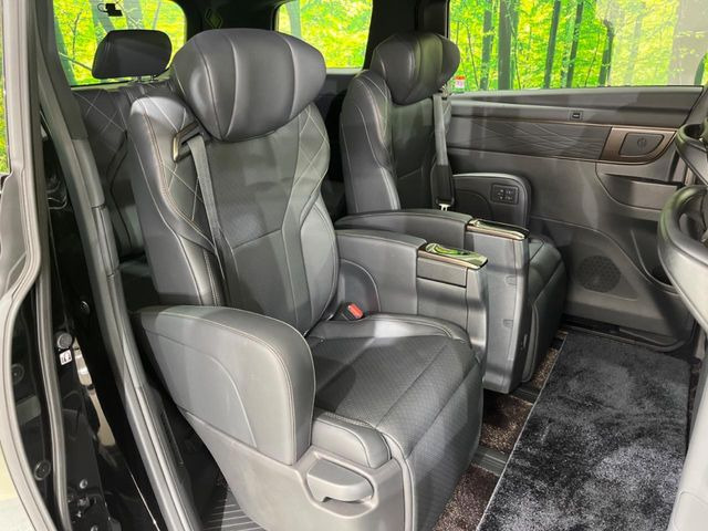 後部座席も気になるようなキズ・汚れやへたり等、大きなダメージはなく、良好な状態です。
