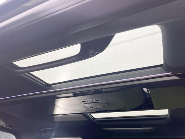 【ガラスルーフ】ガラスルーフ搭載で車内の解放感が一気にアップ!開放的なドライブをお楽しみいただけます。