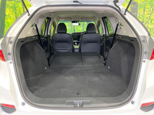 ���i�̂���������ʋ΁A���}���ɏ\���ȉ׎��X�y�[�X���m�ۂ��Ă���܂��B�Z�J���h�V�[�g��|���ƁA�傫�ȉו��̐ύڂ��\�ł���