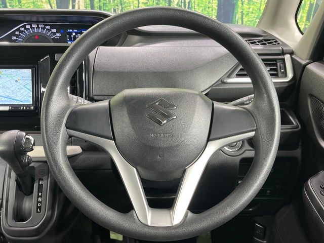 �C���e���A�ɍ��킹���f�U�C���̃X�e�A�����O�́A�^�]�������̂��Ƃ��l���A�^�]���₷���`��A�傫���ł��B�����x�A���ۂɐG���Ă��m���߂��������B