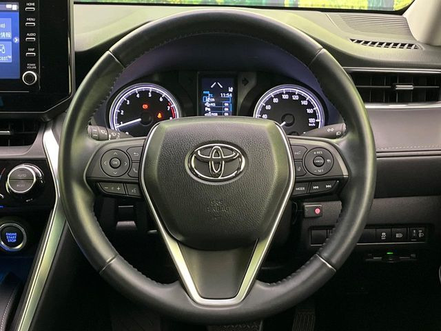 �C���e���A�ɍ��킹���f�U�C���̃X�e�A�����O�́A�^�]�������̂��Ƃ��l���A�^�]���₷���`��A�傫���ł��B�����x�A���ۂɐG���Ă��m���߂��������B