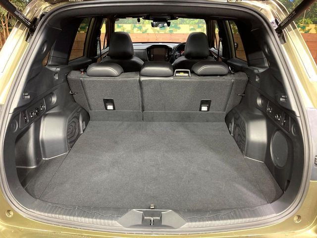 ���i�̂���������ʋ΁A���}���ɏ\���ȉ׎��X�y�[�X���m�ۂ��Ă���܂��B�Z�J���h�V�[�g��|���ƁA�傫�ȉו��̐ύڂ��\�ł���