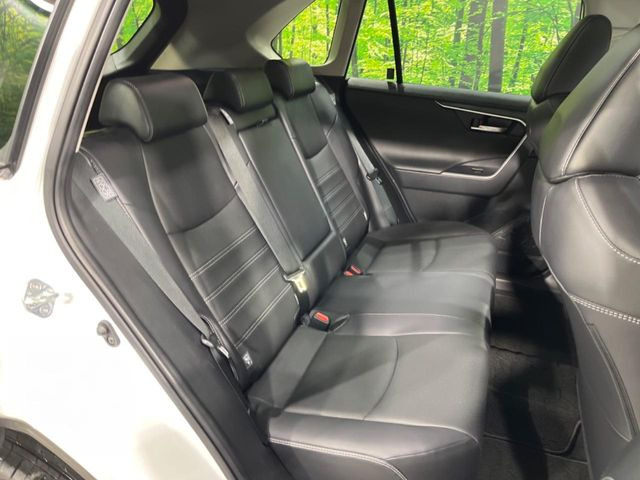 後部座席も気になるようなキズ・汚れやへたり等、大きなダメージはなく、良好な状態です。