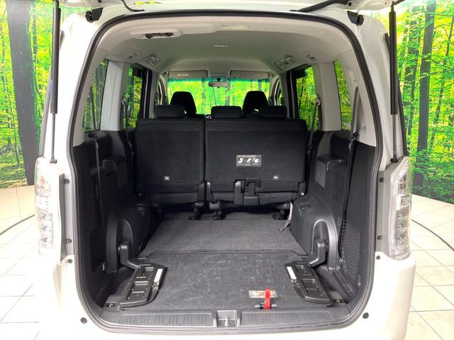 ���i�̂���������ʋ΁A���}���ɏ\���ȉ׎��X�y�[�X���m�ۂ��Ă���܂��B�Z�J���h�V�[�g��|���ƁA�傫�ȉו��̐ύڂ��\�ł���