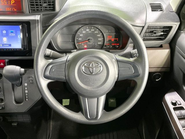 �C���e���A�ɍ��킹���f�U�C���̃X�e�A�����O�́A�^�]�������̂��Ƃ��l���A�^�]���₷���`��A�傫���ł��B�����x�A���ۂɐG���Ă��m���߂��������B