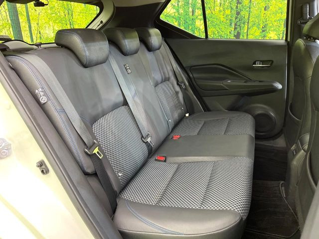 後部座席も気になるようなキズ・汚れやへたり等、大きなダメージはなく、良好な状態です。