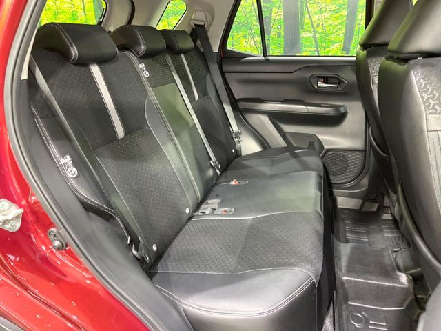 後部座席も気になるようなキズ・汚れやへたり等、大きなダメージはなく、良好な状態です。