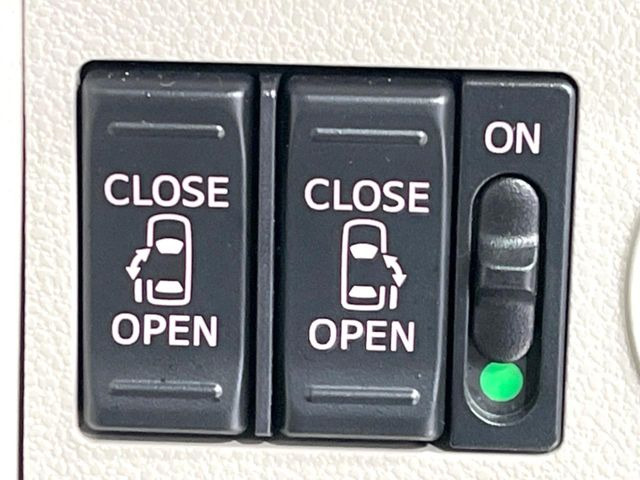 【両側パワースライドドア】スマートキーや運転席のスイッチで後席両側スライドドアの開閉が可能♪電動だから力を入れてドアを開ける必要が無く、小さなお子様でも簡単に開け閉めでき快適です♪