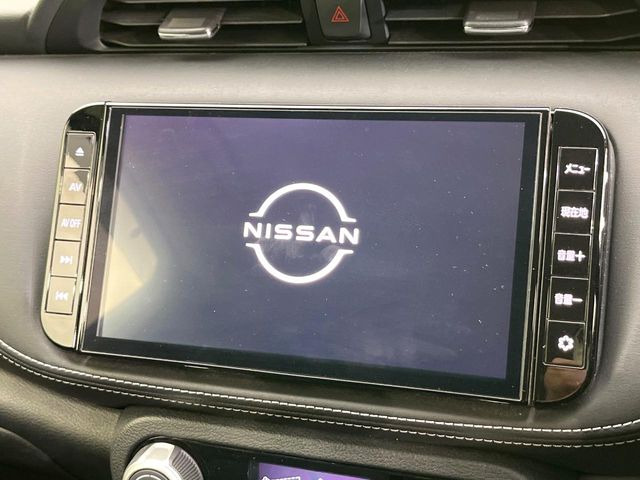 【メーカー純正ナビ】インテリアに溶け込むスタイリッシュな「専用設計」メーカーナビを装備♪視認性や操作性など基本性能にも優れ、より上質なカーライフをお楽しみいただけます。