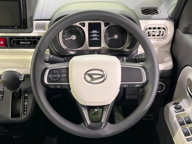 �C���e���A�ɍ��킹���f�U�C���̃X�e�A�����O�́A�^�]�������̂��Ƃ��l���A�^�]���₷���`��A�傫���ł��B�����x�A���ۂɐG���Ă��m���߂��������B
