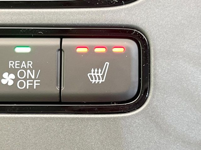 【シートヒーター】寒い日に重宝するシートヒーター!エアコンより早く温まってくれるので寒がりの人も安心ですね♪エアコンの温風は乾燥するから苦手、という方にもをおすすめです。