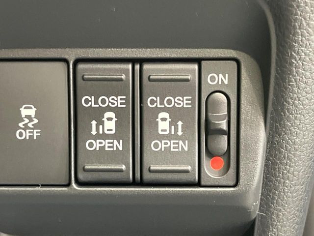 �y�����X���C�h�h�A�z���ԏ�ŗׂ̎ԂƂ̊Ԋu���������ɂ������A�X���C�h�h�A�Ȃ���S!�h�A�I�[�v������������炸�A�J�������L���̂ŏ��~�肪�Ƃ��Ă��ȒP�ł��B�傫�ȉו��̏o���������Ȃ���\��