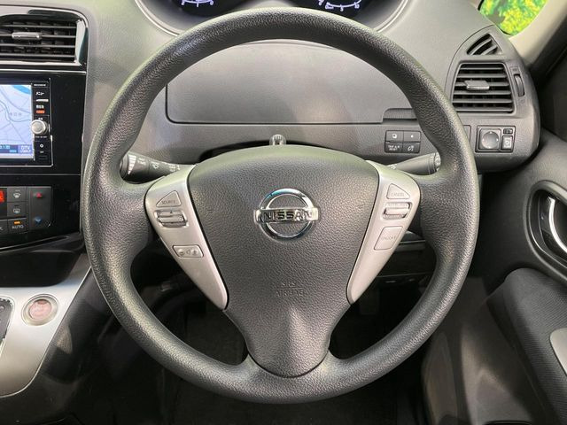 �C���e���A�ɍ��킹���f�U�C���̃X�e�A�����O�́A�^�]�������̂��Ƃ��l���A�^�]���₷���`��A�傫���ł��B�����x�A���ۂɐG���Ă��m���߂��������B