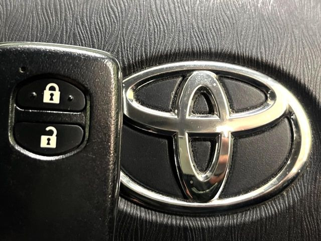 【スマートキー】カバンやポケットに入れたままでもドアの施錠・解錠が可能なスマートキーを装備。エンジンのオン・オフ時もカギを取り出す必要が無いからとっても便利です♪