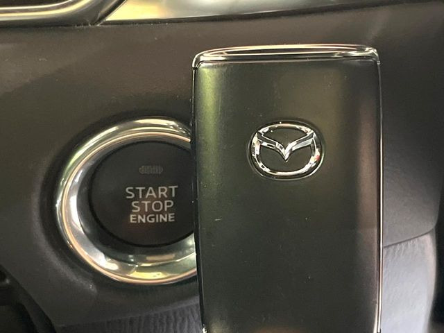 【アドバンストキー】カバンやポケットに入れたままでもドアの施錠・解錠が可能なスマートキーを装備。エンジンのオン・オフ時もカギを取り出す必要が無いからとっても便利です♪