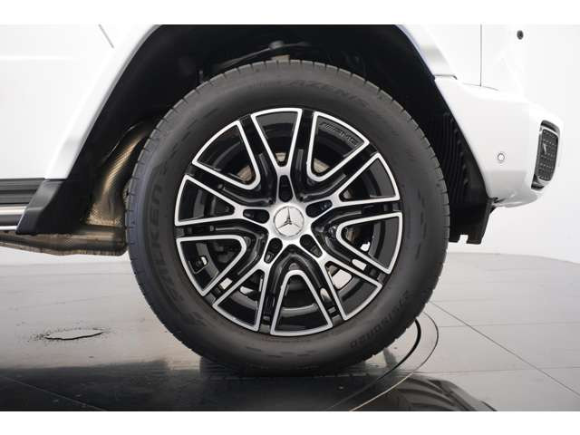 ����20�C���` AMG�A���~�z�C�[���𑕒��B�{�f�B�J���[�̃I�p���X�z���C�g�ƃ}�b�`���Ă���܂��B