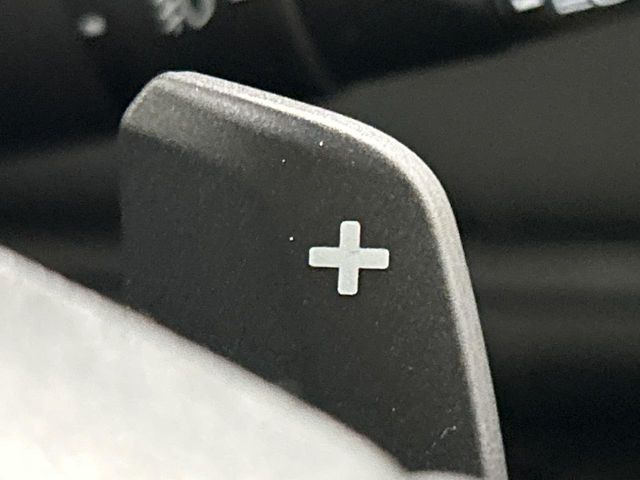 【パドルシフト】ハンドルから手を離さずに素早くシフトアップ&ダウンができるので、エンジンブレーキを使う下り坂や高速道路の合流で加速したい場面で役立ちます。