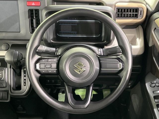 �C���e���A�ɍ��킹���f�U�C���̃X�e�A�����O�́A�^�]�������̂��Ƃ��l���A�^�]���₷���`��A�傫���ł��B�����x�A���ۂɐG���Ă��m���߂��������B