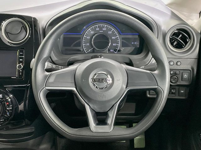 �C���e���A�ɍ��킹���f�U�C���̃X�e�A�����O�́A�^�]�������̂��Ƃ��l���A�^�]���₷���`��A�傫���ł��B�����x�A���ۂɐG���Ă��m���߂��������B