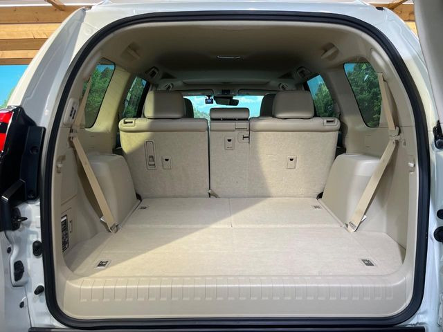 後席を格納すると、これだけの広さが!シーンに合わせたシートアレンジで、大きな荷物も積むことが出来ます♪