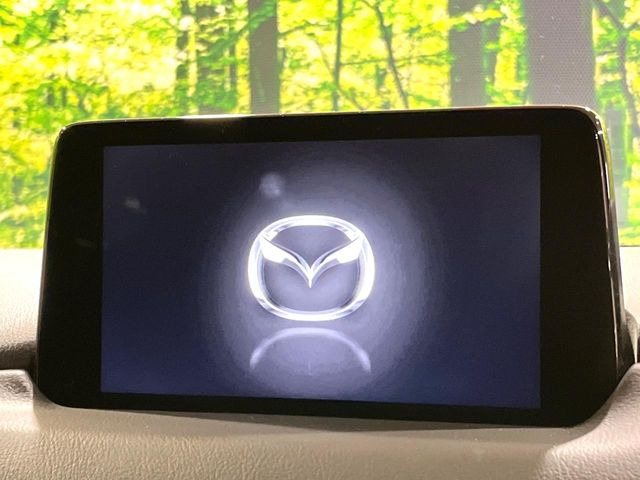 【マツダコネクトナビ】車内の雰囲気にマッチした一体型タイプのナビ。各種車輌設定やBluetooth再生等、様々な機能が楽しめます。直感的なダイヤル操作が可能で、使い勝手も良好です。