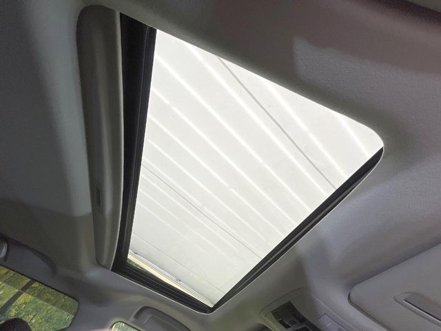 【サンルーフ】開放感たっぷりの希少装備、サンルーフが装着されています!車内に明かりを取り入れたり景色を楽しむ以外にも、車内の空気も簡単に換気できて快適です!