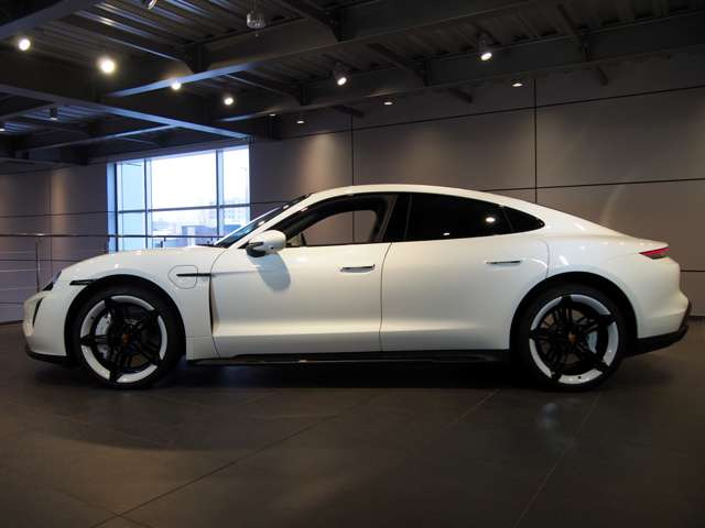 タイカンGTS 4+1シート 4WD