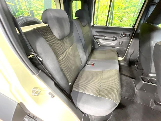 後部座席も気になるようなキズ・汚れやへたり等、大きなダメージはなく、良好な状態です。