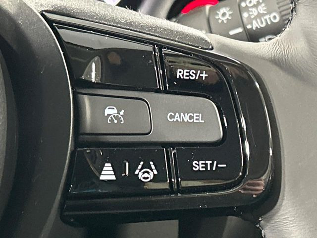 【アダプティブクルーズコントロール】高速道路での長距離走行が楽に!!自動で速度を保つクルーズコントロールが、衝突軽減システムと連携し、前方の車両を感知して車間を保つように速度調節してくれます!!